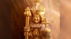 Cazador de tesoros aficionado encuentra figura de oro de la corona del rey Enrique VIII en Inglaterra