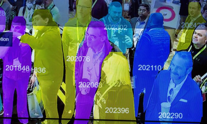 Una demostración en vivo utiliza inteligencia artificial y reconocimiento facial en tecnología espacio-temporal para densa multitud en una exhibición en Las Vegas, el 10 de enero de 2019. (David McNew/AFP a través de Getty Images)