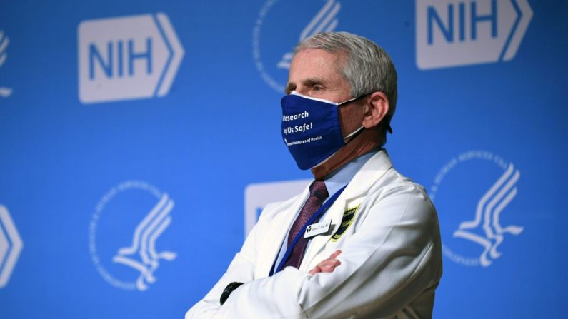 El Dr. Anthony Fauci, asesor médico jefe de la Casa Blanca en materia de COVID-19, en los Institutos Nacionales de Salud (NIH) en Bethesda, Maryland, el 11 de febrero de 2021. (SAUL LOEB/AFP vía Getty Images)