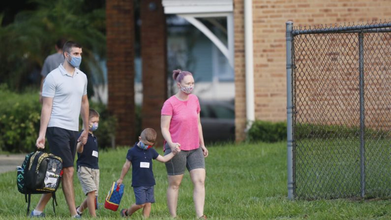 Los estudiantes regresan a la escuela en la escuela primaria Seminole Heights en Tampa, Florida, el 31 de agosto de 2020. (Octavio Jones/Getty Images)