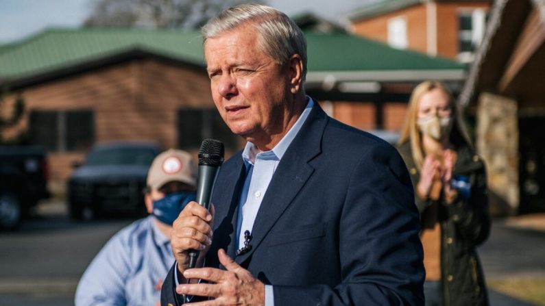 El senador Lindsey Graham (R-S.C.) habla en un mitin en Dillard, Georgia, el 31 de diciembre de 2020. (Brandon Bell/Getty Images)
