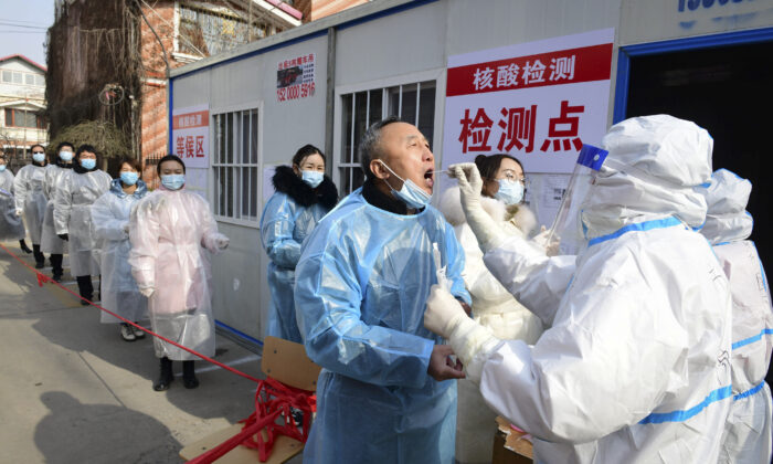 Los residentes se someten a pruebas de Covid-19 en un centro de pruebas improvisado dentro de un complejo residencial en Shijiazhuang, en el norte de la provincia de Hebei, el 16 de enero de 2021. (STR/CNS/AFP a través de Getty Images)