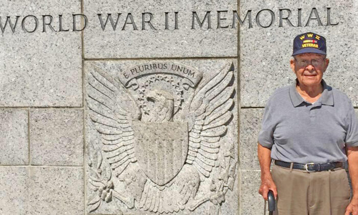 Alfred Guerra, de 94 años, recibió el Corazón Púrpura y la Estrella de Bronce en San Antonio, Texas. Alfred prestó servicio en la Guerra del Pacífico durante la Segunda Guerra Mundial. (Cortesía de Sara Rosales-Guerra)