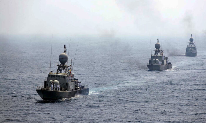 Buques navales iraníes desfilando durante el último día de un ejercicio militar en el Golfo, cerca del estratégico estrecho de Ormuz en el sur de Irán, en septiembre de 2020. (Oficina del ejército iraní/AFP vía Getty Images)