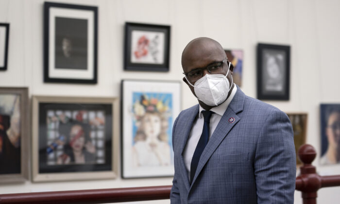 Congresista Jamaal Bowman ( D-N.Y.) lleva una mascarilla mientras camina hacia el Capitolio de Estados Unidos en Washington el 12 de enero de 2021. (Stefani Reynolds/Getty Images)