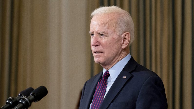 El presidente Joe Biden pronuncia un discurso sobre la economía nacional y la necesidad de la legislación de ayuda por el COVID-19 propuesta por su administración, de 1.9 billones de dólares, en el Comedor de Estado de la Casa Blanca, en Washington, el 5 de febrero de 2021. (Stefani Reynolds-Pool/Getty Images)
