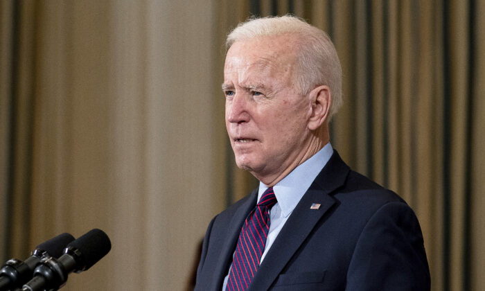 El presidente Joe Biden pronuncia un discurso sobre la economía nacional y la necesidad de la propuesta de ayuda de 1.9 billones de dólares de su gobierno, en la Casa Blanca en Washington el 5 de febrero de 2021. (Stefani Reynolds-Pool/Getty Images)