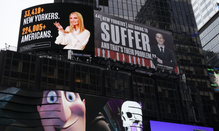 Valla publicitaria de The Lincoln Project en el Times Square en la ciudad de Nueva York, EE.UU., el 25 de octubre de 2020. (Timothy A. Clary/AFP vía Getty Images)