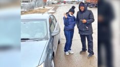 Empresario regala un nuevo auto a una madre soltera con cuatro hijos después que le robaran el suyo