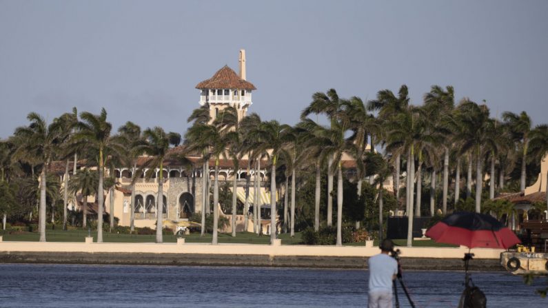 El complejo Mar-a-Lago del expresidente Donald Trump, donde reside tras dejar la Casa Blanca en Palm Beach, Florida, el 13 de febrero de 2021. (Joe Raedle/Getty Images)

