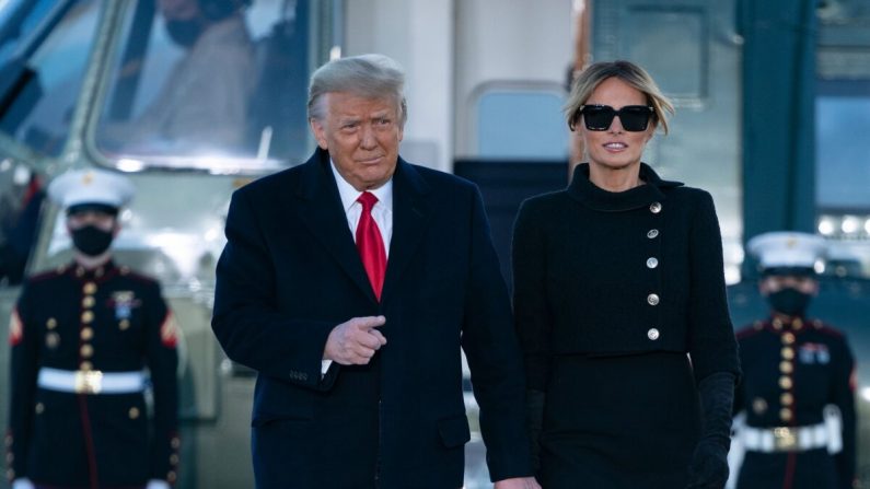 El presidente Donald Trump y la primera dama Melania Trump salen del Marine One en la base conjunta Andrews en Maryland el 20 de enero de 2021. (Alex Edelman/AFP a través de Getty Images)