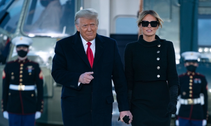 El entonces presidente Donald Trump y la primera dama Melania Trump salen del Marine One en la Base Conjunta Andrews en Maryland el 20 de enero de 2021. (Alex Edelman/AFP vía Getty Images)