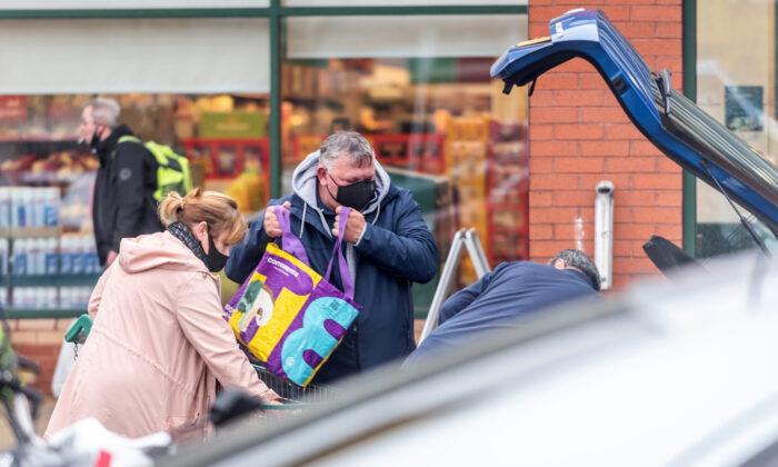 Compradores fuera de una sucursal de Morrisons el 21 de diciembre de 2020 en Portsmouth, Reino Unido. (Andrew Hasson/Getty Images)