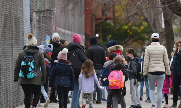 Los niños llegan a clase en el primer día de reapertura de la escuela en Brooklyn, Nueva York, el 7 de diciembre de 2020. (Angela Weiss/AFP vía Getty Images)