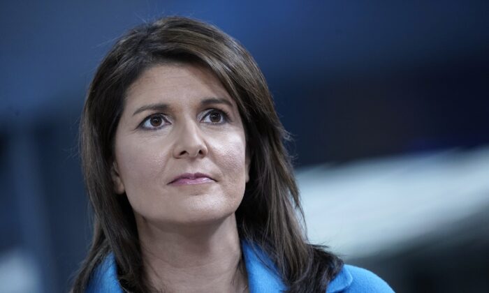 La exembajadora de las Naciones Unidas Nikki Haley visita "Fox & Friends" en los estudios de Fox News Channel en la ciudad de Nueva York el 12 de noviembre de 2019. (John Lamparski/Getty Images)