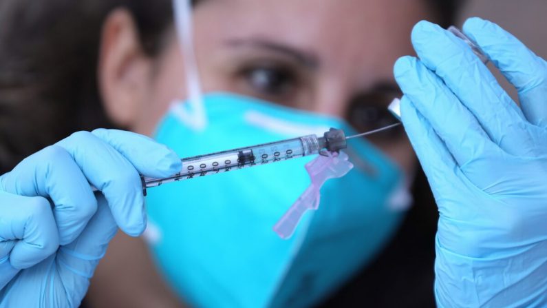 Una enfermera prepara una vacuna COVID-19 en Los Ángeles, California, el 10 de febrero de 2021. (Mario Tama/Getty Images)
