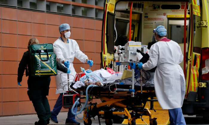 Los médicos llevan a un paciente de una ambulancia al hospital Royal London, en Londres, el 19 de enero de 2021. (Tolga Akmen/AFP a través de Getty Images)