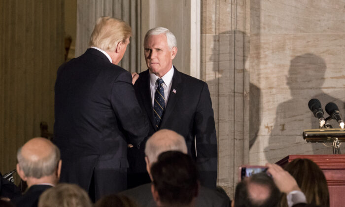 El presidente Donald Trump y el vicepresidente Mike Pence hablan durante la entrega de la medalla de oro del Congreso, en honor al exsenador Bob Dole, en el Capitolio de Estados Unidos, en Washington, el 17 de enero de 2018. (Samira Bouaou/The Epoch Times)