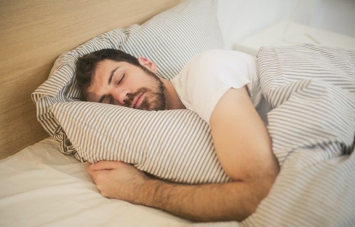 El sueño es crucial para la memoria, el pensamiento y la creatividad. Muchos estadounidenses duermen poco debido a que pasan demasiado tiempo frente a la pantalla antes de acostarse. (Andrea Piacquadio/pexels)