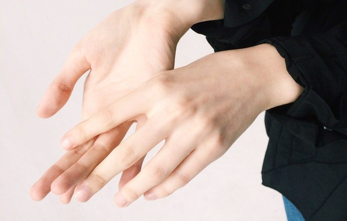 Si sus manos están constantemente secas y experimenta frío o entumecimiento en las extremidades, uñas quebradizas o fatiga, considere formas de estimular la circulación. Daria Shevtsova/Pexels)