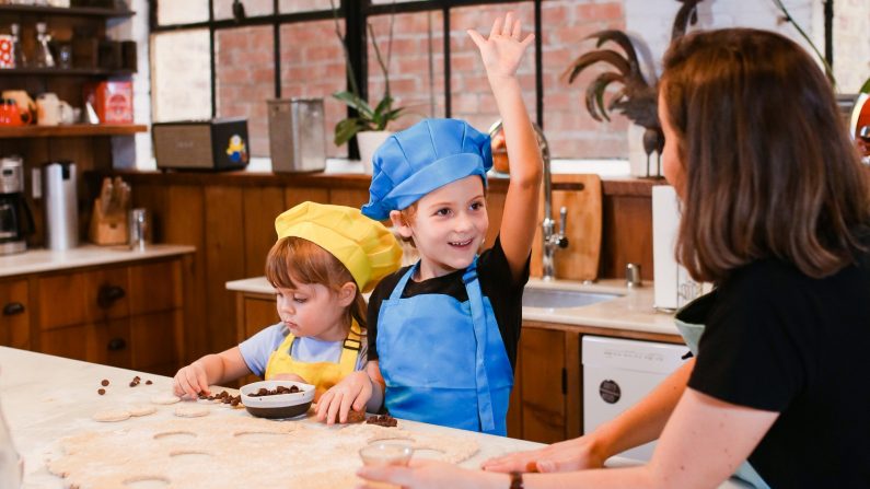 Las tareas de la cocina, como batir y mezclar, pueden ayudar a los niños a desarrollar su motricidad fina. Imagen ilustrativa. (RODNAE_Productions/Pexels)