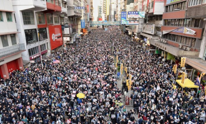 Decenas de miles de manifestantes marchan en las calles de Causeway Bay en Hong Kong el 8 de diciembre de 2019. (Sung Bi-lung/The Epoch Times)