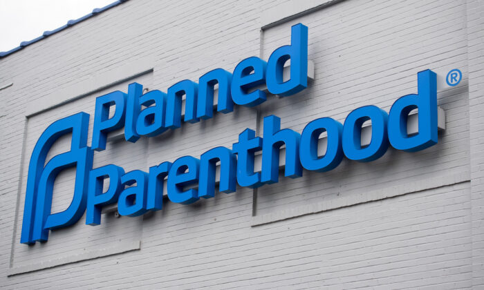 El logotipo de Planned Parenthood figura fuera del Centro de Servicios de Salud Reproductiva de Planned Parenthood en St. Louis, Mo, el 30 de mayo de 2019. (Saul Loeb/AFP a través de Getty Images)
