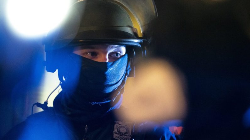 Un policía de la Oficina de Policía de Portland es visto en una fotografía de archivo en Portland, Ore. (Nathan Howard/Getty Images)
