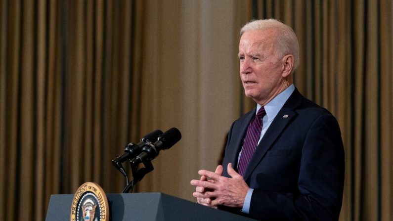 El presidente Joe Biden hace comentarios sobre la economía nacional y la necesidad de la legislación de alivio del coronavirus propuesta por su administración en el Comedor Estatal de la Casa Blanca en Washington, el 5 de febrero de 2021. (Stefani Reynolds/Pool/Getty Images)