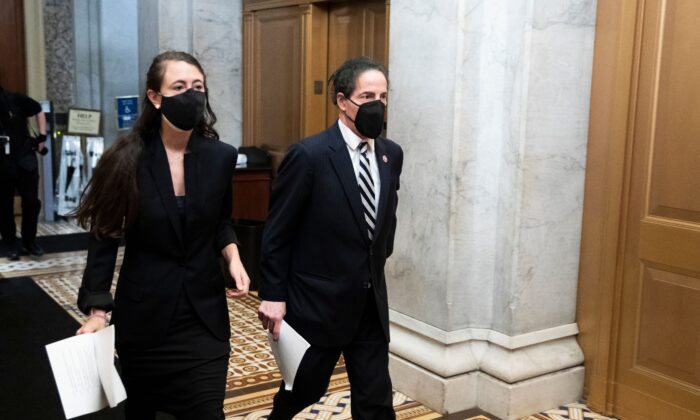 El representante Jamie Raskin (D-Md.)(der.) camina por un pasillo en el Capitolio de Estados Unidos, en Washington, el 11 de febrero de 2021. (Michael Reynolds/Pool/AFP a través de Getty Images)
