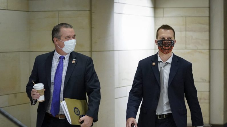 El representante Jared Golden (D-Maine), a la izquierda, es visto caminando con el representante Don Bacon (R-Neb.) en Washington el 28 de mayo de 2020. (Drew Angerer/Getty Images)
