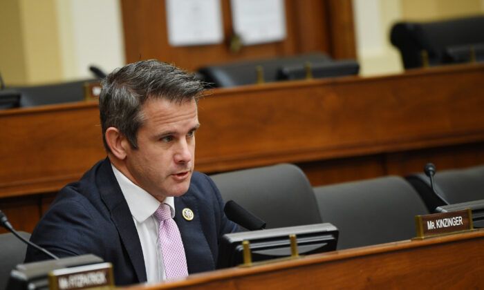 El representante Adam Kinzinger (R-Ill.) habla en Capitol Hill, en Washington, el 16 de septiembre de 2020. (Kevin Dietsch/Pool/Getty Images)