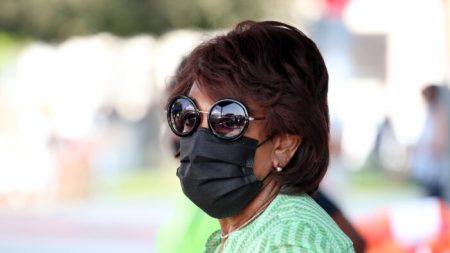 Rep. Waters dice que no alentó la violencia, pero un abogado de Trump planea mostrar un vídeo