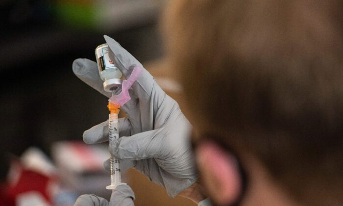 Un farmacéutico calcula una dosis de la vacuna contra la COVID en Central Falls, Rhode Island, el 13 de febrero de 2021. (Joseph Prezioso/AFP a través de Getty Images)