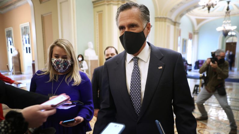 El senador Mitt Romney (R-Utah) habla con los periodistas en el Capitolio de EE. UU. el 13 de febrero de 2021. (Chip Somodevilla/Getty Images)