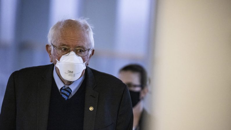 El senador Bernie Sanders (I-Vt.) camina por el metro del Senado del Capitolio de los Estados Unidos en Washington el 13 de febrero de 2021. (Samuel Corum/Getty Images)