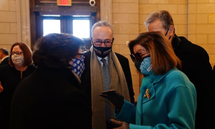 El líder de la mayoría del Senado, Chuck Schumer (D-N.Y.), centro, y la presidenta de la Cámara de Representantes, Nancy Pelosi (D-Calif.), segunda desde la derecha, son vistos en Washington, el 20 de enero de 2021. (Jim Lo Scalzo/Pool/Getty Images)
