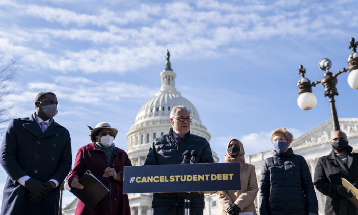 El líder de la mayoría del Senado, Chuck Schumer (D-N.Y.), habla durante una conferencia de prensa sobre la deuda estudiantil frente al Capitolio de Estados Unidos en Washington el 4 de febrero de 2021. (Drew Angerer/Getty Images)