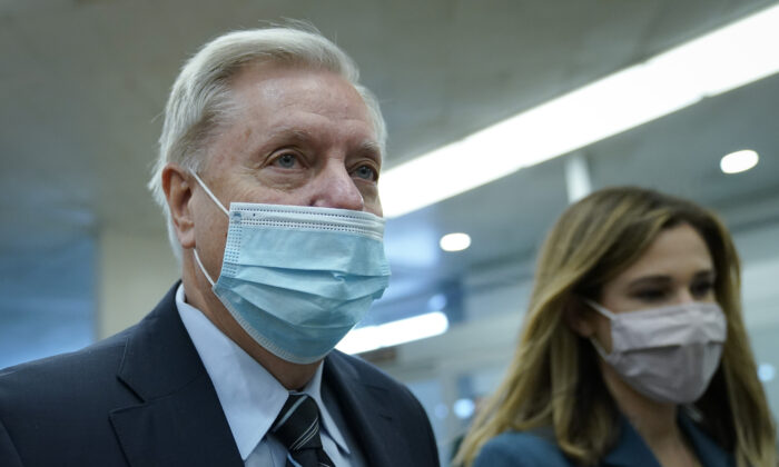 El senador Lindsey Graham (R-S.C.) camina por el Capitolio en Washington el 10 de febrero de 2021. (Drew Angerer/Getty Images)