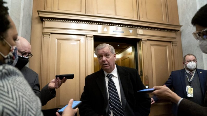 El senador Lindsey Graham (R-S.C.)) habla con los periodistas en Washington el 13 de febrero de 2021. (Stefani Reynolds/Pool/Getty Images)
