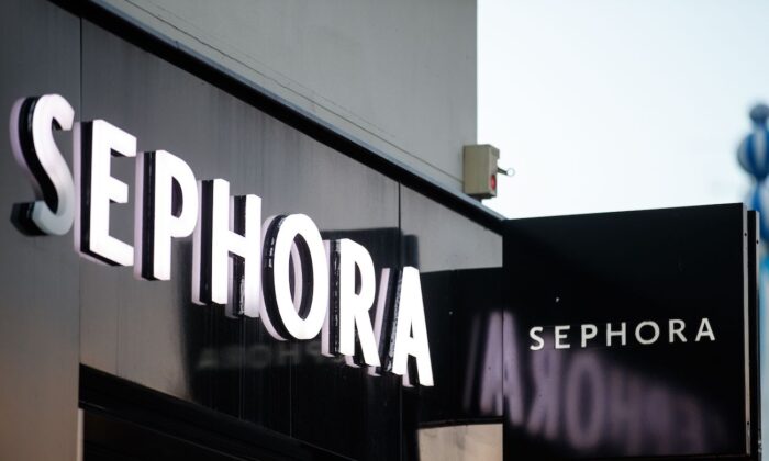 El logotipo de Sephora en la fachada de una tienda en la ciudad de Caen, al noroeste de Francia. (Sameer Al-Doumy/AFP vía Getty Images)