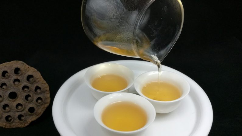 Los tés oolong, como estas muestras de Taiwán, representan un punto intermedio en los procesos que crean el té negro y el té verde. Todos los tés (sin incluir las infusiones o tisanas) se elaboran a partir de la planta camellia sinensis. (Bor chen/Pixabay)