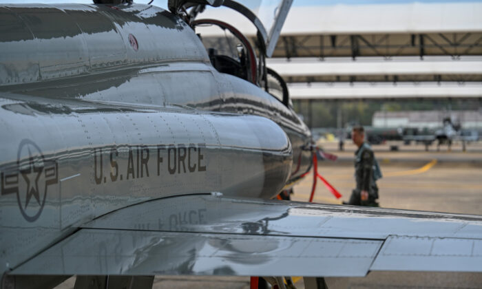 Un piloto de la Fuerza Aérea de Estados Unidos camina delante de un T-38 Talon en la Base Aérea de Columbus, Mississippi, el 11 de noviembre de 2020. El T-38 es un avión de entrenamiento biplaza utilizado en la formación de pilotos por los estudiantes seleccionados para el combate. (Foto de la Fuerza Aérea de los Estados Unidos por el aviador de primera clase Davis Donaldson)