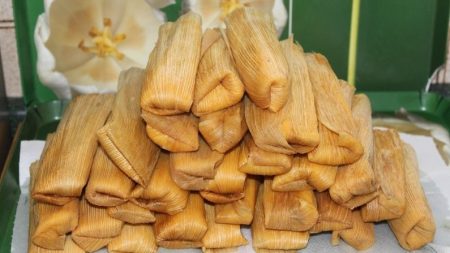 Restaurantero en Chicago compra tamales a vendedores en las calles y los reparte a personas sin hogar