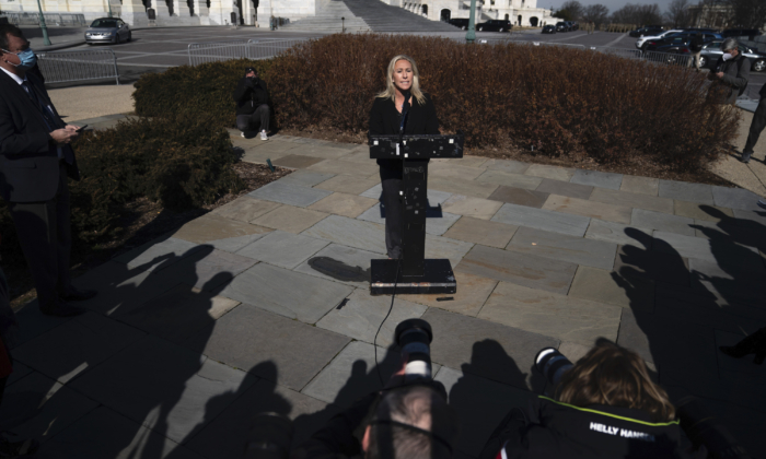 La representante Marjorie Taylor Greene (R-GA) habla durante una conferencia de prensa fuera del Capitolio de Estados Unidos, el 5 de febrero de 2021, en Washington. (Drew Angerer/Getty Images)