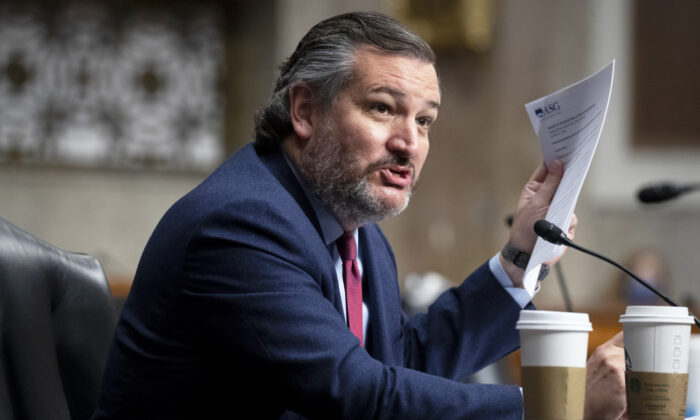 El senador Ted Cruz (R-Texas) sostiene una copia de un discurso de Linda Thomas-Greenfield pronunciado en 2019 en el Instituto Confucio de la Universidad Estatal de Savannah, durante una audiencia del Comité de Relaciones Exteriores en el Capitolio de EE. UU. el 27 de enero de 2021. (Michael Reynolds-Pool/Getty Images)