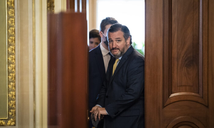 El senador Ted Cruz (R-Texas) se dirige al pleno del Senado para asistir al juicio contra el expresidente Donald Trump, en Washington, el 12 de febrero de 2021. (Jabin Botsford/Getty Images)