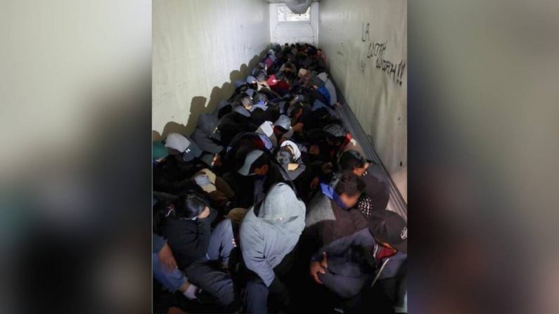 Agentes de la Patrulla Fronteriza interceptaron dos intentos de contrabando de personas en vehículos comerciales con un día de diferencia en la Interestatal 35 al norte de Laredo, Texas, el 5 de febrero de 2020. (Aduanas y Protección Fronteriza de los Estados Unidos)
