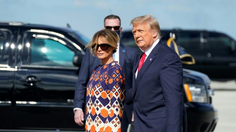 El presidente saliente Donald Trump y la primera dama Melania Trump llegan al Aeropuerto Internacional de Palm Beach, en West Palm Beach, Florida, el 20 de enero de 2021. (Alex Edelman/AFP a través de Getty Images)