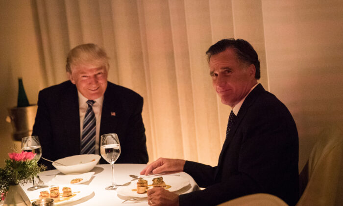El presidente electo Donald Trump y Mitt Romney cenan en el restaurante Jean Georges, en Nueva York, el 29 de noviembre de 2016. (Drew Angerer/Getty Images)